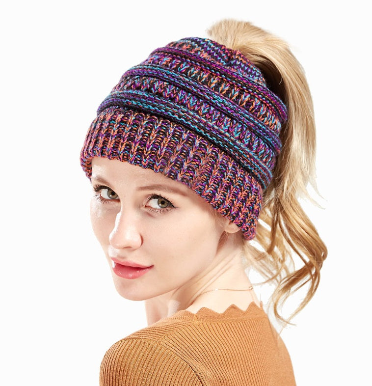 Gorro de Lana Tejido con Abertura para Coleta – Multicolor