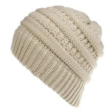 Gorro de Lana Tejido con Abertura para Coleta – Multicolor