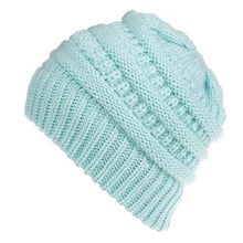 Gorro de Lana Tejido con Abertura para Coleta – Multicolor