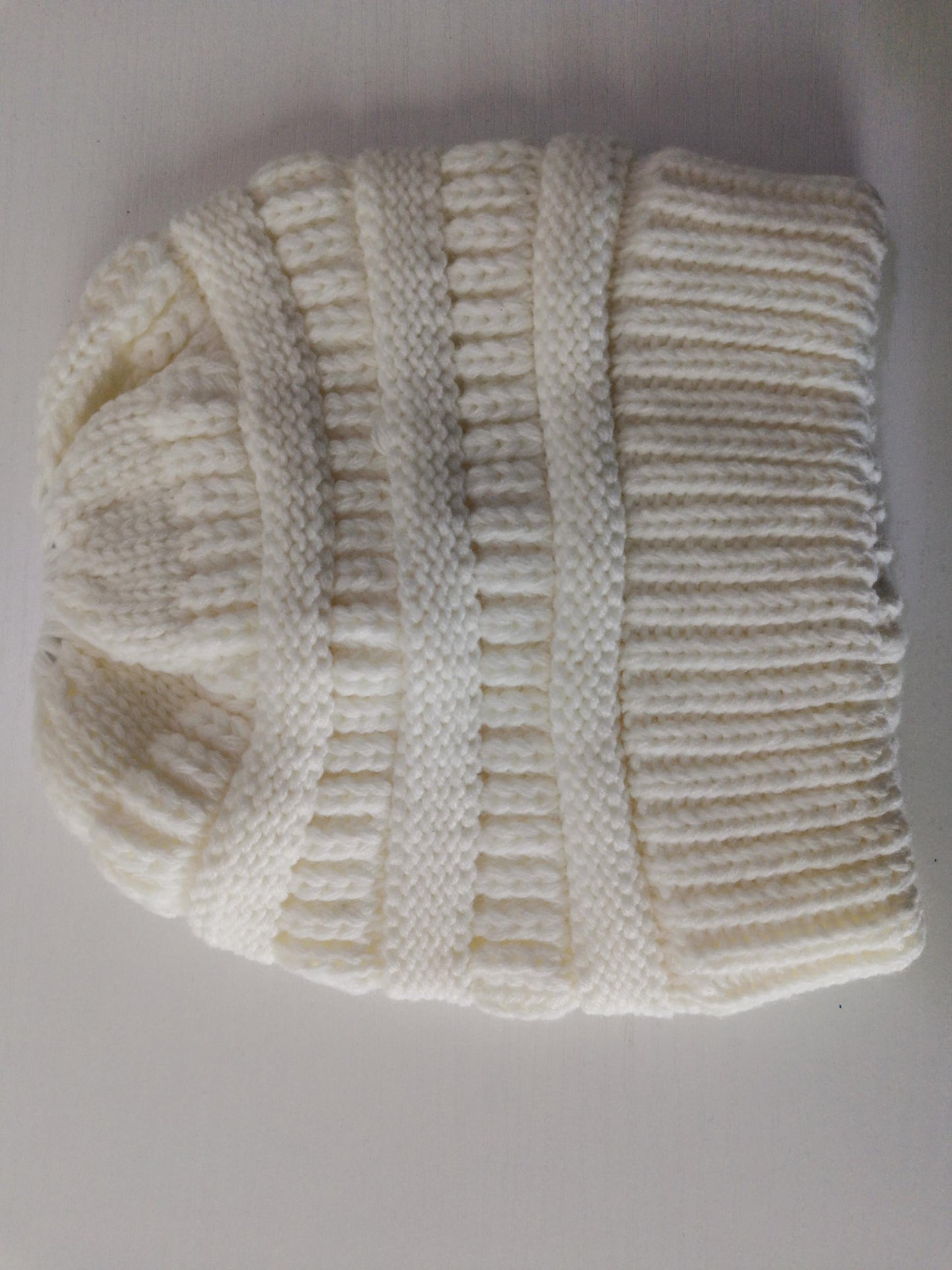 Gorro de Lana Tejido con Abertura para Coleta – Multicolor