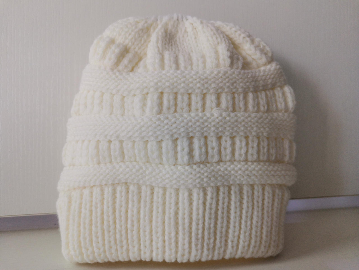 Gorro de Lana Tejido con Abertura para Coleta – Multicolor