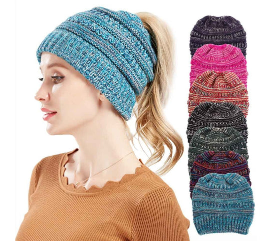 Gorro de Lana Tejido con Abertura para Coleta – Multicolor