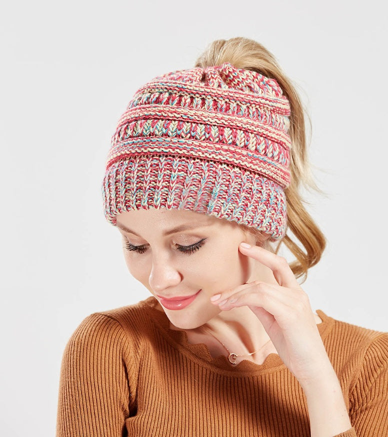 Gorro de Lana Tejido con Abertura para Coleta – Multicolor