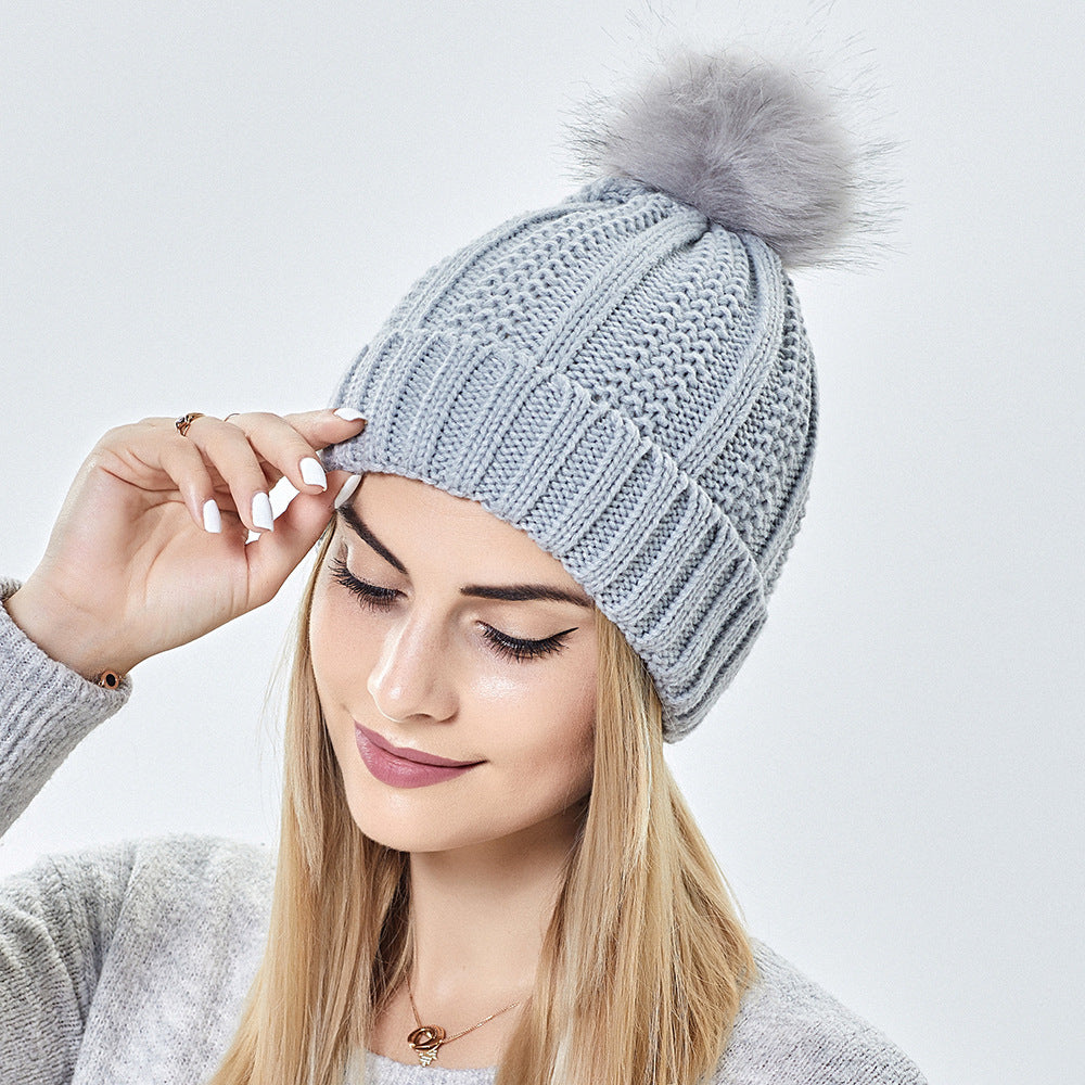 Gorro de Punto con Pompón de Piel Sintética – Forro de Satén para Mujer