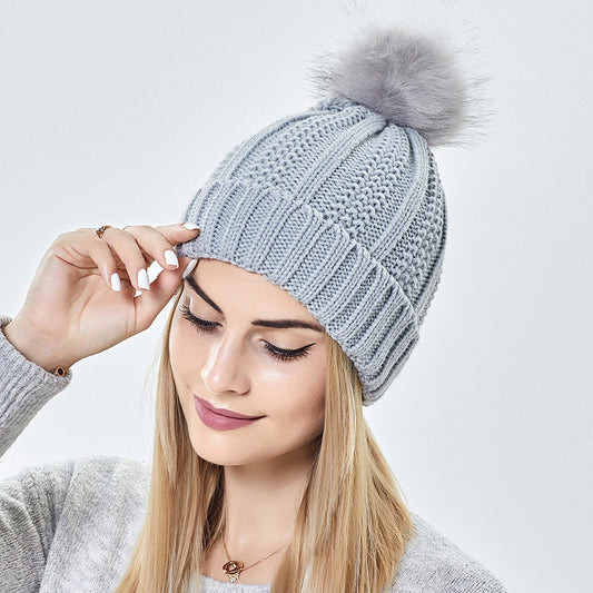 Gorro de Punto con Pompón de Piel Sintética – Forro de Satén para Mujer
