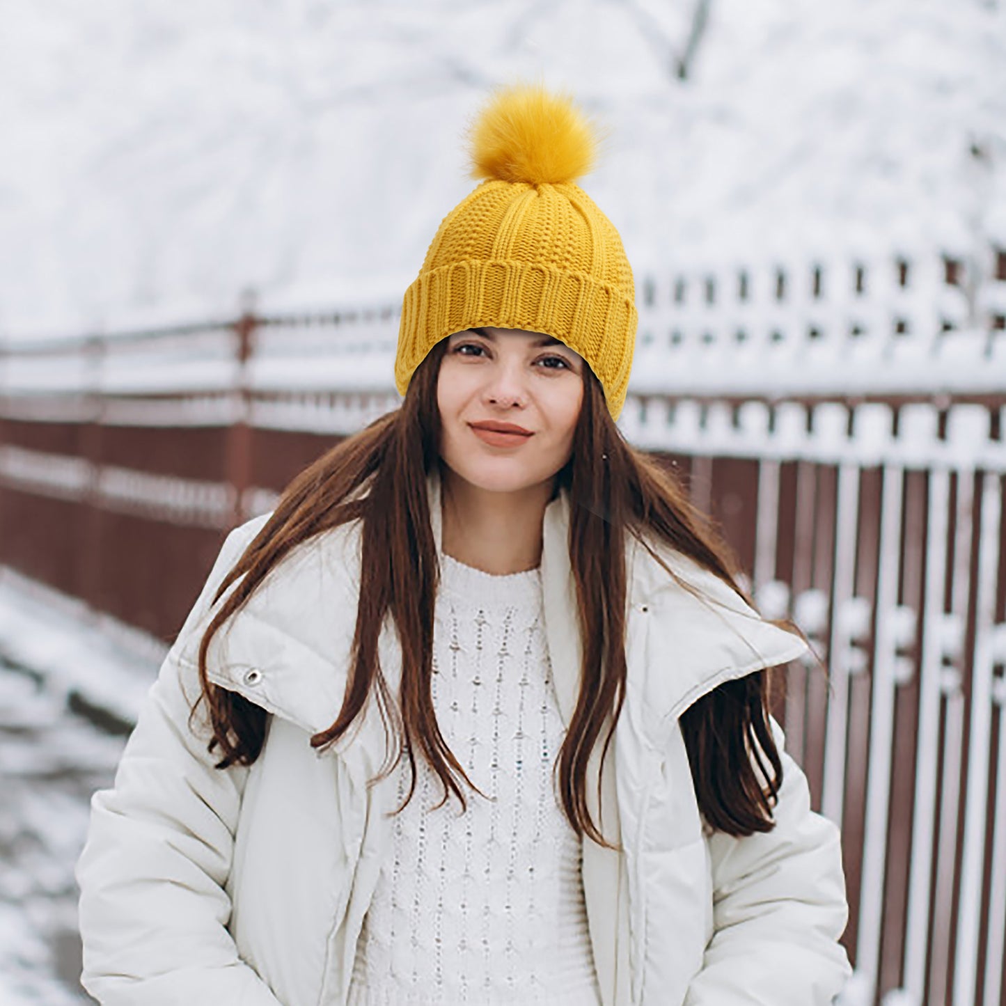 Gorro de Punto con Pompón de Piel Sintética – Forro de Satén para Mujer